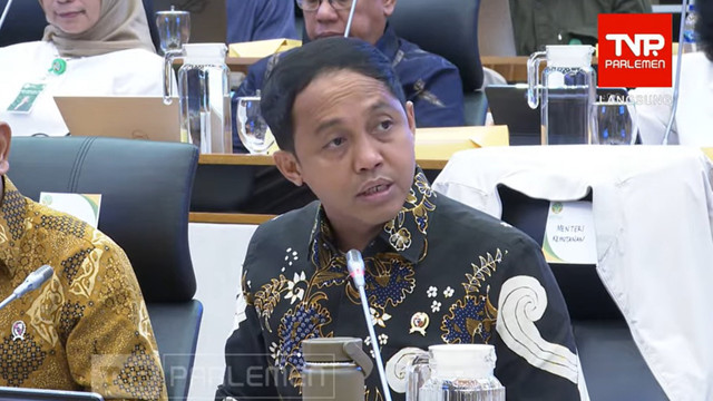 Menteri Kehutanan Indonesia, Raja Juli Antara dalam rapat kerja bersama Komisi IV DPR RI di Jakarta, Kamis (4/12/2025). Foto: YouTube/ TVR Parlemen
