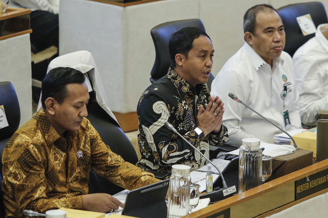 Menteri Kehutanan Raja Juli Antoni bersama Wakil Menteri Kehutanan Rohmat Marzuki (kiri) menyampaikan paparan saat mengikuti rapat kerja dengan Komisi IV DPR di Kompleks Parlemen, Jakarta, Kamis (4/12/2025). Foto: Asprilla Dwi Adha/ANTARA FOTO