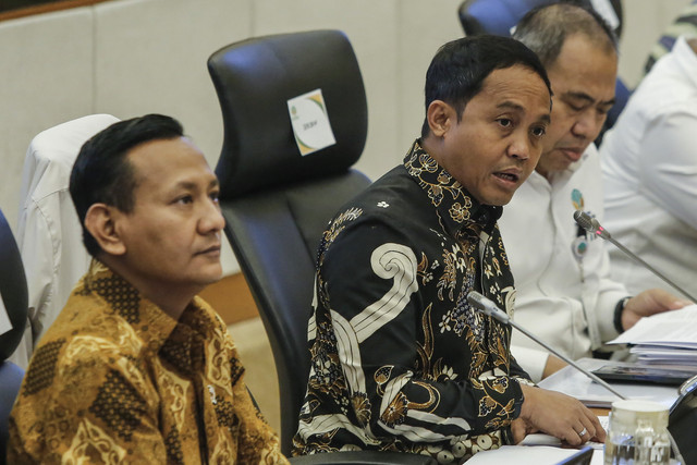 Menteri Kehutanan Raja Juli Antoni bersama Wakil Menteri Kehutanan Rohmat Marzuki (kiri) menyampaikan paparan saat mengikuti rapat kerja dengan Komisi IV DPR di Kompleks Parlemen, Jakarta, Kamis (4/12/2025). Foto: Asprilla Dwi Adha/ANTARA FOTO