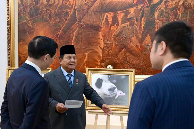 Presiden Prabowo memperkenalkan bayi panda pertama yang baru saja lahir di Taman Safari Indonesia pada Ketua MPR RRT Wang Huning. Foto: Instagram/ @sekretariat.kabinet