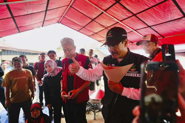 Mensos Saifullah Yusuf atau Gus Ipul meninjau dapur umum Kemensos di Prabu Rifa Residence, Kuala Simpang, Kabupaten Aceh Tamiang, Provinsi Aceh, Kamis (4/12/2025). Foto: Dok. Kemensos