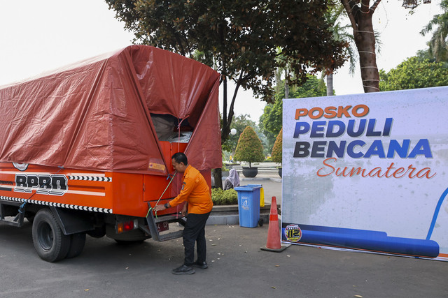Bantuan yang diberangkatkan dari Posko Peduli Bencana Sumatera di Balai Kota Surabaya menuju BPBD Provinsi Jawa Timur, Kamis (4/12), Foto: Diskominfo Surabaya 