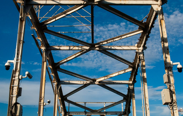 Ilustrasi logam yang terpapar sinar matahari. Foto: Unsplash