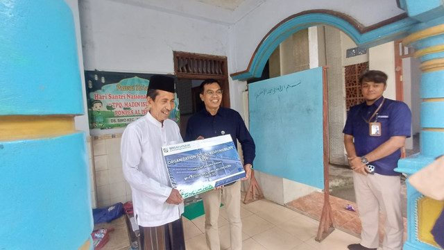 Kepala BPJS Kesehatan Cabang Bojonegoro, Wahyu Giyanto, saat secara simbolis serahkan bantuan kepada pimpinan Pondok Pesantren Al-Ishlah, Desa Simo, Kecamatan Soko, Kabupaten Tuban. Kamis (04/12/2025). (Aset: Istimewa)