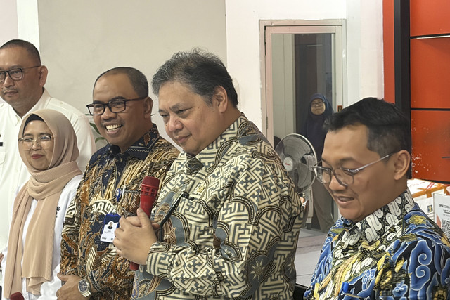 Menteri Koordinator Bidang Perekonomian, Airlangga Hartarto, ditemui di Kantor Pos Jakarta Timur, Kamis (4/12/2025).  Foto: Najma Ramadhanya/kumparan