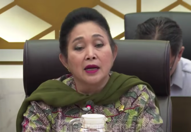 Titiek Soeharto memimpin raker Komisi IV DPR dengan Menhut Raja Juli, Kamis (4/12/2025). Foto: Dok. Youtube DPR RI
