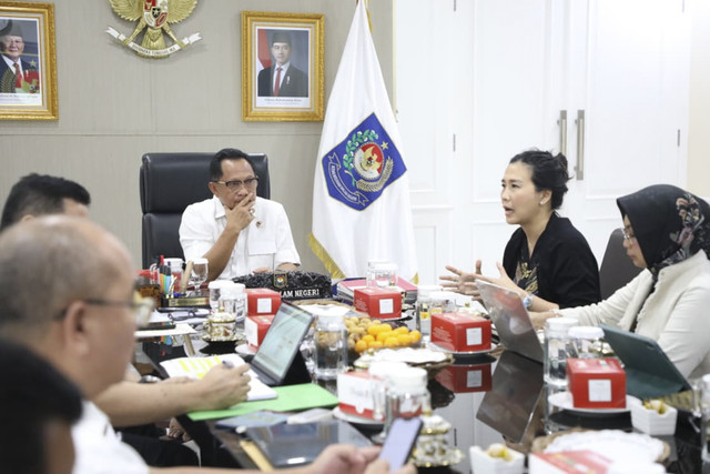 Mendagri Muhammad Tito Karnavian menerima kunjungan Wamen PPPA Veronica Tan di Rumah Dinas Mendagri, Jakarta, Rabu (3/12/2025).  Foto: Dok. Kemendagri