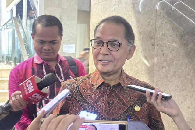 Kepala Eksekutif Pengawas Perasuransian, Penjaminan dan Dana Pensiun, Ogi Prastomiyono di Kompleks Parlemen RI, Kamis (4/12/2025). Foto: Ave Airiza Gunanto/kumparan