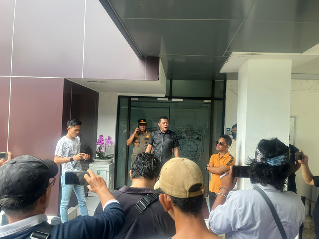 SIRA saat orasi di depan Pemprov Sumsel terkait truk tambang HD yang melintas di jalan umum. Foto : Istimewa