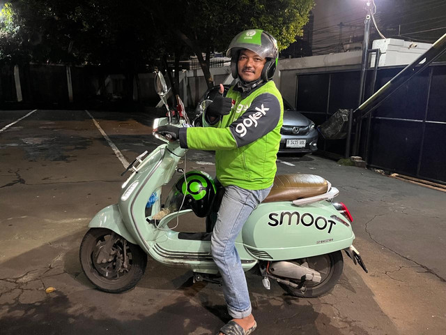Caption: Andesa Oglifi (34) datang dengan motor listriknya di Jakarta Selatan, Rabu (3/12). Dok: Abdul Latif/kumparan