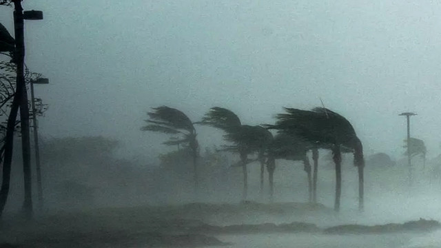 Ilustrasi hujan disertai angin kencang.