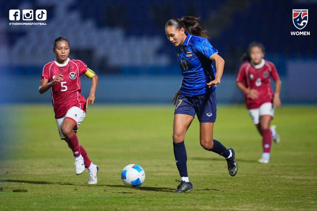 Pertandingan Timnas Wanita Indonesia vs Thailand di laga pembuka Grup A SEA Games 2025 pada Kamis (4/12) di Chonburi Stadium. Foto: Facebook/ Thai Women's Football