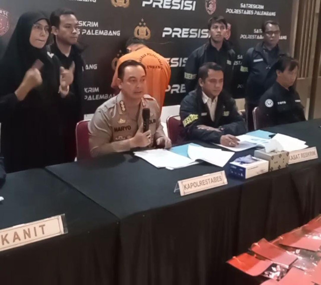 Kapolrestabes Palembang, Kombes Pol Harryo Sugihhartono saat melakukan press rilis penangkapan pelaku perampokan pasutri. Foto : Urban Id