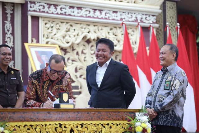 Gubernur Sumsel Herman Deru saat menyaksikan Bupati OKU Teddy Meilwansyah melakukan penandatanganan nota kesepahaman dengan Kejari OKU di Griya Agung Palembang, Kamis (4/12/2025). Foto : Humas Pemprov Sumsel