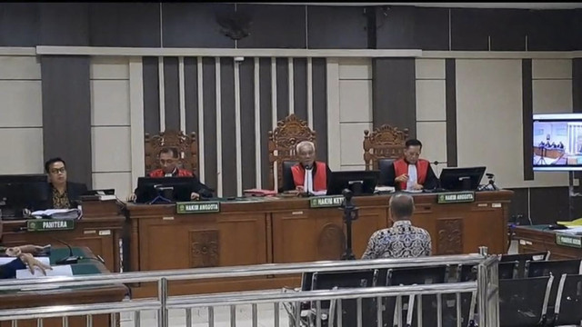 Komisaris PT Matahari Makmur Sejahtera Jap Ferry Sanjaya saat menjalani sidang di Pengadilan Tipikor Semarang. Foto: Dok. Istimewa