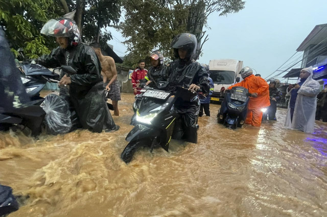 Banjir di Jalan Terusan Banjaran-Soreang, Kabupaten Bandung. Foto: Dok. kumparan