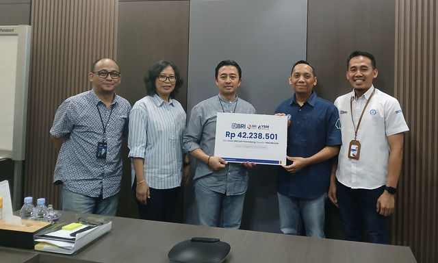 Penyerahan simbolis donasi oleh jajaran manajemen BRI Region 4 Palembang, yaitu Sensony Dwi Purwahyu selaku Regional Risk Management Head dan Anjar Wahyunani selaku Regional Business Support Head kepada YBM BRILiaN. (ist)