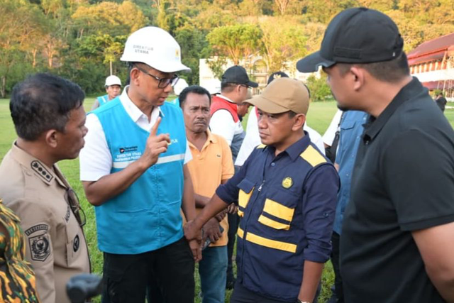 Menteri Energi dan Sumber Daya Mineral (ESDM), Bahlil Lahadalia (kedua dari kanan) bersama Gubernur Sumatra Utara, Bobby Nasution (kanan), Bupati Tapanuli Tengah, Masinton Pasaribu (kiri), dan Direktur Utama PLN, Darmawan Prasodjo (kedua dari kiri) berdiskusi terkait progres pemulihan kelistrikan pascabencana Sumatra Utara di Tapanuli Tengah pada (3/12). Foto: Dok. PLN