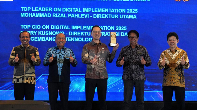 Direktur Strategi & Pengembangan Teknologi InJourney Airports, Ferry Kusnowo (tengah) saat menerima penghargaan TOP CIO on Digital Implementation 2025 dalam ajang TOP Digital Awards 2025. Foto: Dok. InJourney