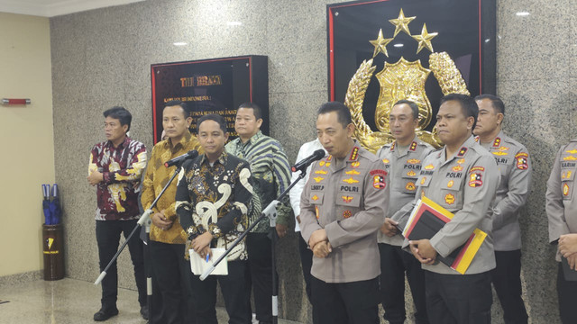 Menteri Kehutanan, Raja Juli Antoni, menemui Kapolri, Jenderal Listyo Sigit Prabowo, di Mabes Polri, Jakarta, Kamis (4/12/2025). Foto: Jonathan Devin/kumparan