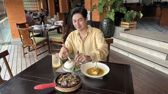Kuliner memanjakan lidah di The Puhu Restaurant & Lounge di Padma Resort Ubud. Foto: Wina R./kumparan