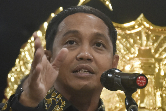 Menteri Kehutanan Raja Juli Antoni memberikan keterangan usai pertemuan tertutup dengan Kapolri Jenderal Pol Listyo Sigit Prabowo di Bareskrim Polri, Jakarta Selatan, Kamis (4/12/2025). Foto: Fakhri Hermansyah/ANTARA FOTO