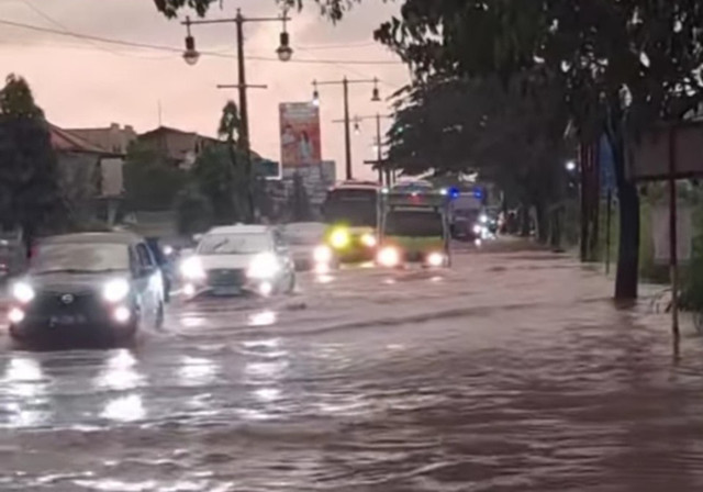 Banjir menjadi penanda cuaca jelang Nataru di berbagai daerah (dok foto @pitutsaputra)
