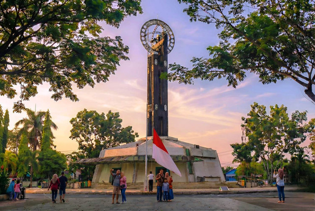 Tugu Khatulistiwa (replika) yang dibuat pada tahun 1990 untuk melindungi tugu atau monumen aslinya. (Foto : Fahruddin Fitriya)