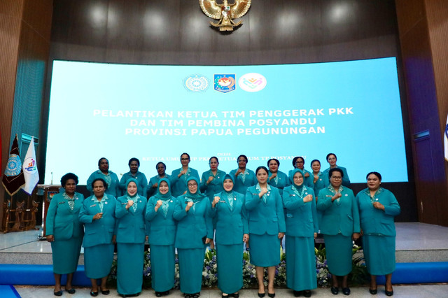 Ketua Tim Pembina Pos Pelayanan Terpadu (Posyandu) Tri Tito Karnavian melantik Anggieta Bestari Tabo sebagai Ketua TP PKK dan Tim Pembina Posyandu Provinsi Papua Pegunungan. Dok kemendagri