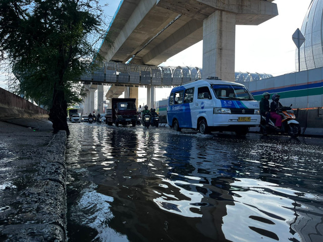 Suasana lalu lintas yang tersendat akibat adanya genangan rob di Jalan RE Martadinata, Jakrarta Utara, Jumat (5/12). Foto: Rayyan Farhansyah/kumparan