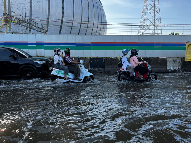 Pengendara melintasi genangan rob di Jalan RE Martadinata, Jakrarta Utara, Jumat (5/12). Foto: Rayyan Farhansyah/kumparan