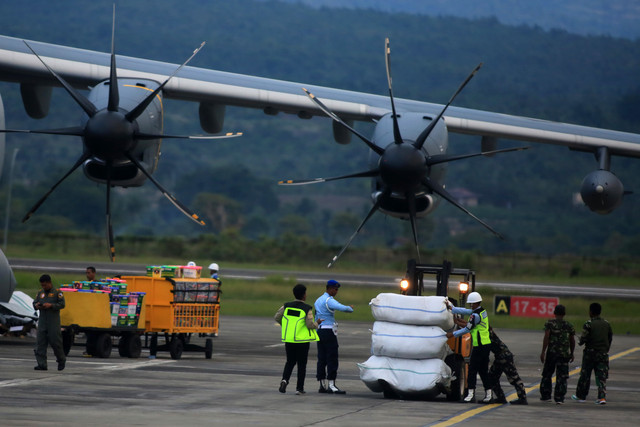 Petugas menurunkan bantuan logistik bencana dari Pesawat Airbus A 400 TNI Angkatan Udara saat tiba di Bandara Internasional Sultan Iskandar Muda, Blang Bintang, Kabupaten Aceh Besar, Aceh, Kamis (4/12/2025). Foto: ANTARA FOTO/Ampelsa