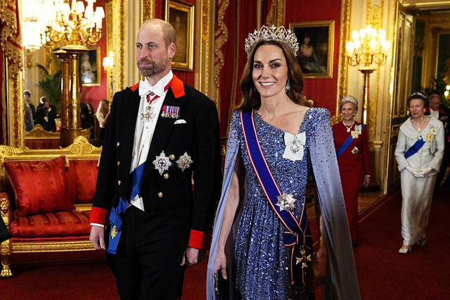 Kate Middleton (Catherine, Princess of Wales) memakai tiara langka Oriental Circlet di state banquet Kastil Windsor, Inggris, Rabu (3/12/2025). Foto: Aaron Chown/Pool/AFP
