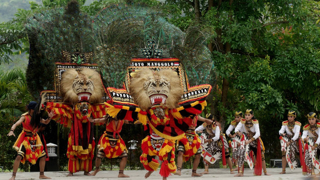 Sejumlah penari menarikan tarian Reog Ponorogo saat kunjungan delegasi 3rd Sherpa Meeting G20 Indonesia di Balkondes Ngadiharjo, Borobudur, Magelang, Jawa Tengah, Kamis (29/9/2022). Foto: Andreas Fitri Atmoko/ANTARA FOTO