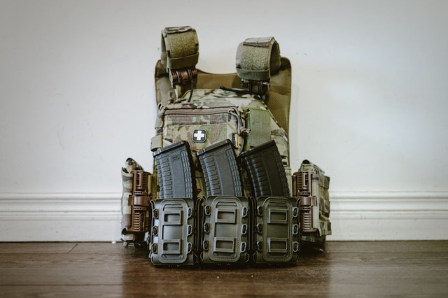 Ilustrasi Apa Itu Tactical Vest. Unsplash.com/Egor Myznik