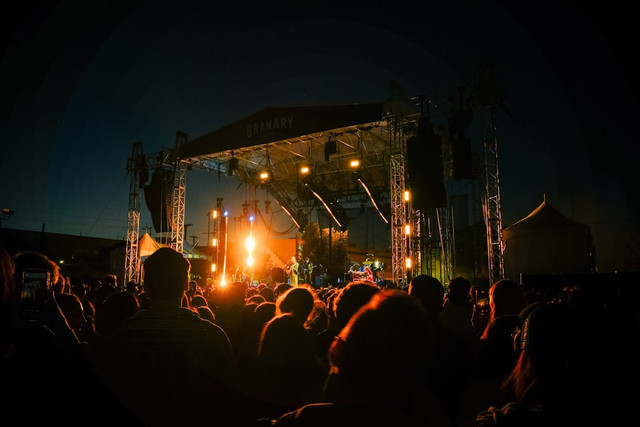 Ilustrasi daftar konser 2026. Unsplash/Negley Stockman