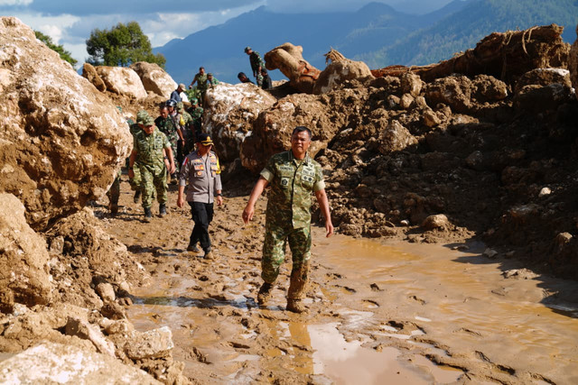 Wakil Panglima TNI Jenderal TNI Tandyo Budi R. melaksanakan peninjauan langsung ke sejumlah lokasi terdampak banjir di wilayah Takengon, Kabupaten Aceh Tengah, dan Kabupaten Pidie Jaya, Provinsi Aceh, Kamis (4/12/2025). Foto: Dok. Puspen TNI