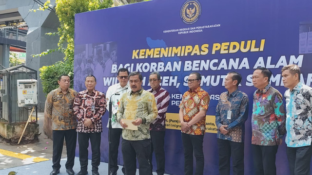 Menteri Imigrasi dan Pemasyarakatan (MenImiPas) Agus Andrianto memberikan keterangan pers dalam kegiatan mengirimkan bantuan untuk korban bencana banjir dan longsor Sumatera. Foto: Luthfi Humam/kumparan