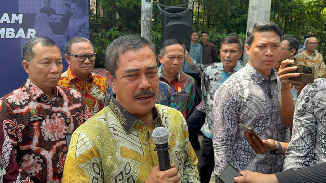 Menteri Imigrasi dan Pemasyarakatan Agus Andrianto memberikan keterangan pers usai melepaskan bantuan untuk korban bencana banjir dan longsor Sumatera di halaman Kantor KemenImiPas, Jakarta pada Jumat (5/12/2025). Foto: Luthfi Humam/kumparan