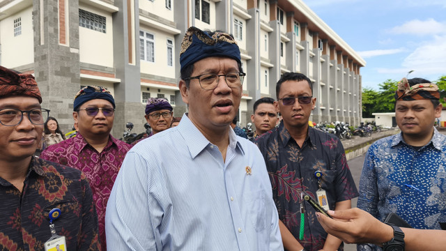 Menteri Keuangan (Menkeu) Purbaya Yudhi Sadewa meresmikan Rumah Susun (Rusun) ASN Kemenkeu di Jalan Dr. Muwardi, Kota Denpasar, Bali, Jumat (5/12). Foto: Denita BR Matondang/kumparan