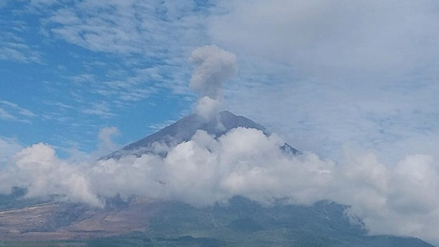 Gunung Semeru erupsi muntahkan abu setinggi 1 km, Jumat (5/12). Foto: Dok PVMBG