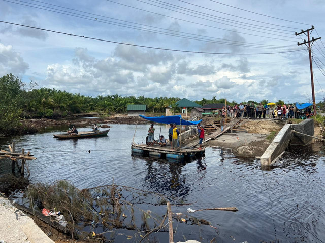 Suasana jembatan yang putus di Desa Gosong Telaga Barat, Kabupaten Aceh, Provinsi Aceh, Kamis (4/12). Foto: BPMI Setwapres RI