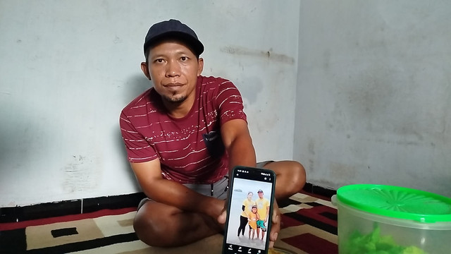 Suami almarhumah Erawati menunjukkan foto terakhir ketika liburan saat Erawati pulang ke Malang tahun 2022. Foto: Dok. Istimewa