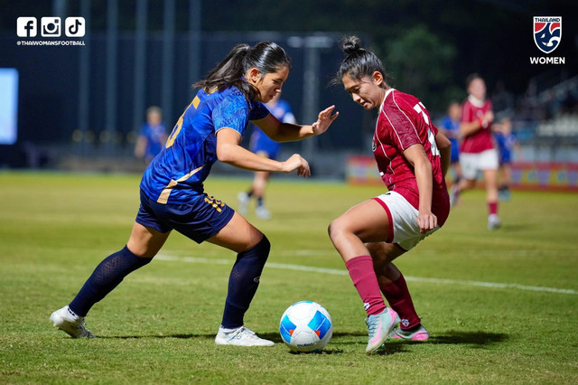 Zahra Muzdalifah sedang berduel dengan pemain Thailand dalam laga perdana Grup A SEA Games 2025 di Stadion Chonburi, Thailand, Kamis (4/12). Foto: Facebook/ Thai Women's Football