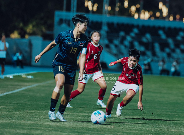 Helsya Maeisyaroh sedang berduel dengan pemain Thailand, Pitsamai Sornsai, dalam laga perdana Grup A SEA Games 2025 di Stadion Chonburi, Thailand, Kamis (4/12). Foto: PSSI