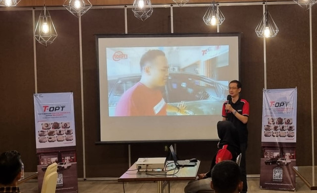 Yudhi Kristianto, Presiden Direktur PT Tasti Anugerah Mandiri, authorized dealer suku cadang Toyota di Indonesia, saat gathering bersama toko dan mitra di Surabaya. Foto: Masruroh/Basra