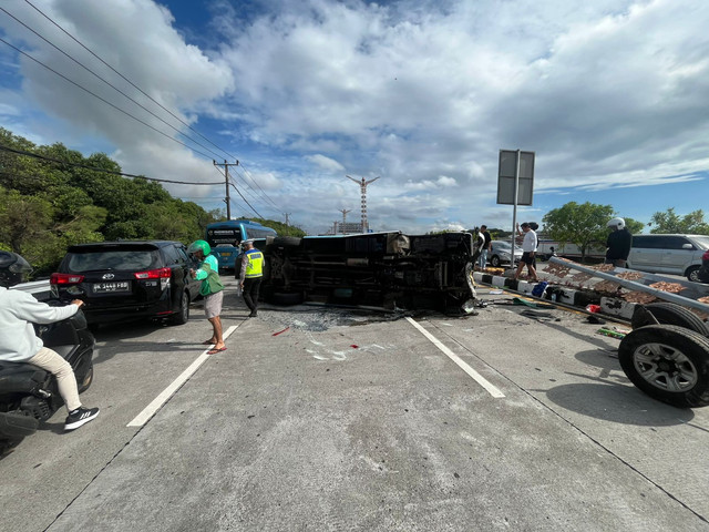 Kondisi mobil travel pariwisata di Bali yang terguling di Pintu Keluar Tol, 13 WN China luka-luka, Jumat (5/12). Foto: Dok. Polresta Denpasar