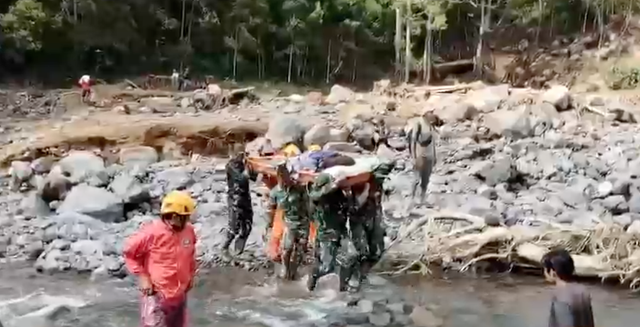 Prajurit TNI Tandu ibu hamil yang akan melahirkan seberangi sungai di Agam, Sumbar. Foto: Dok Bakom RI