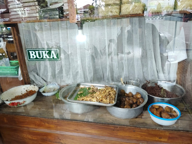 Gudeg Yu Djum Pusat di Ringroad Utara, Sleman, siapkan makan gratis untuk perantau dari Aceh, Sumatera Utara, dan Sumatera Barat. Foto: Arfiansyah Panji/kumparan