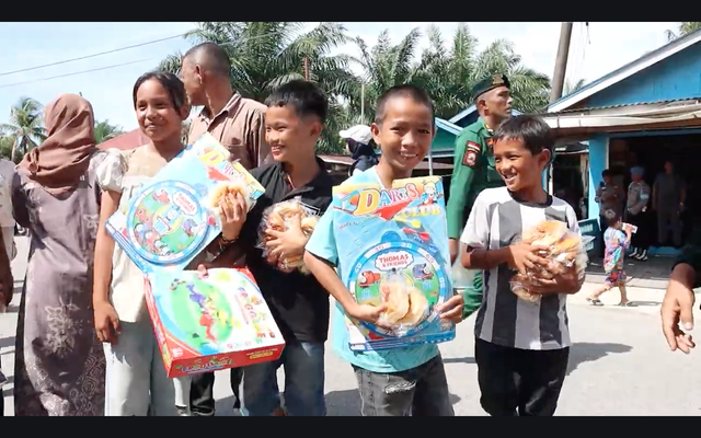 Senyum semringah anak-anak korban bencana di Agam dapat mainan dan roti. Foto: Youtube/ BNPB Indonesia